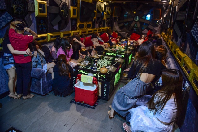 Một người Trung Quốc tranh thủ đi hát karaoke khi đang phải giám sát y tế - 6 Một người Trung Quốc tranh thủ đi hát karaoke khi đang phải giám sát y tế - 6