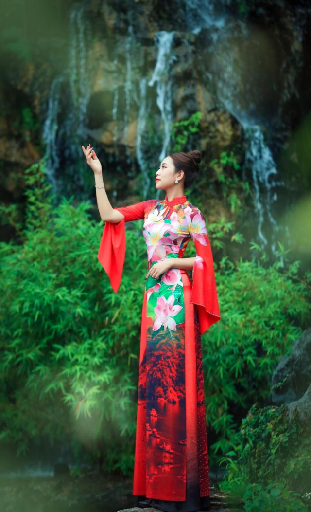 NTK Hoàng Ly mang quốc hoa ASEAN lên áo dài