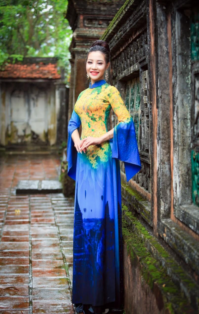 NTK Hoàng Ly mang quốc hoa ASEAN lên áo dài