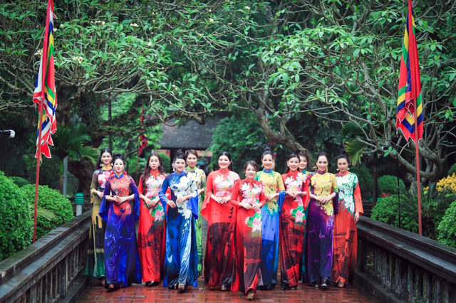 NTK Hoàng Ly mang quốc hoa ASEAN lên áo dài