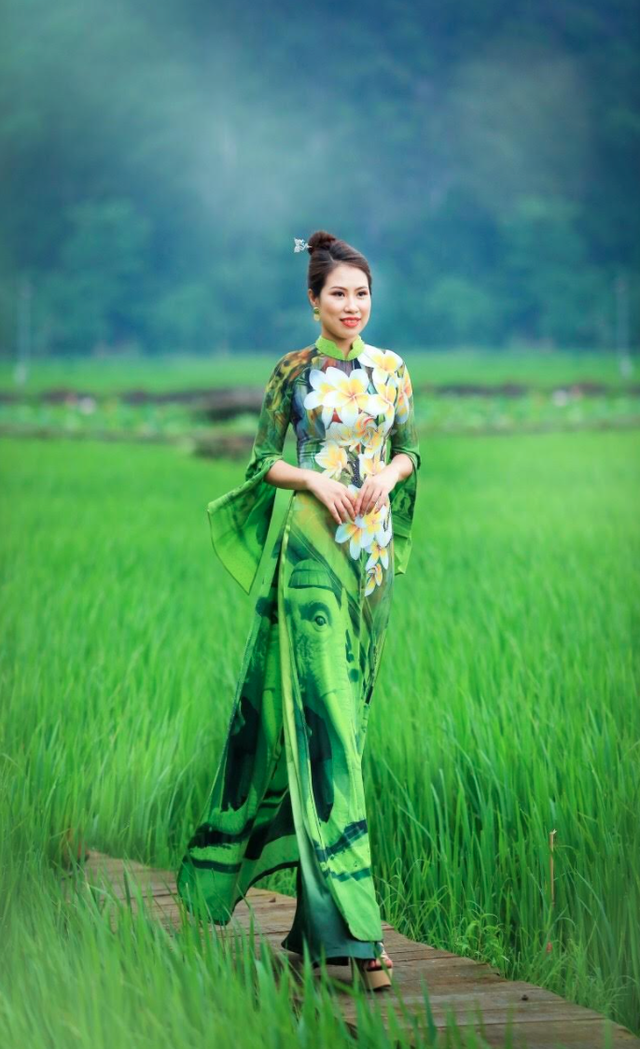NTK Hoàng Ly mang quốc hoa ASEAN lên áo dài