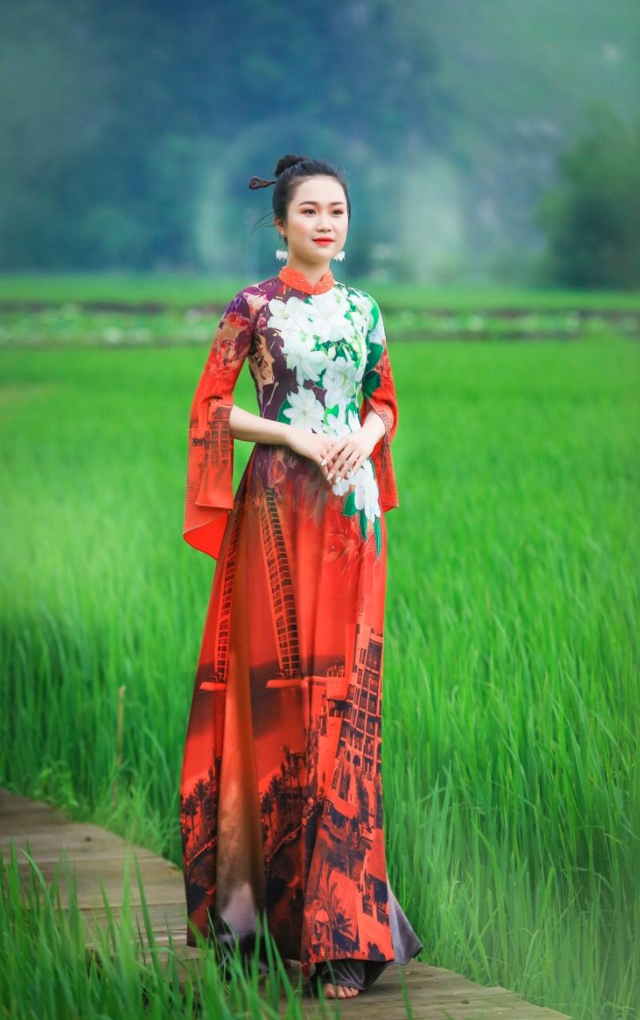 NTK Hoàng Ly mang quốc hoa ASEAN lên áo dài