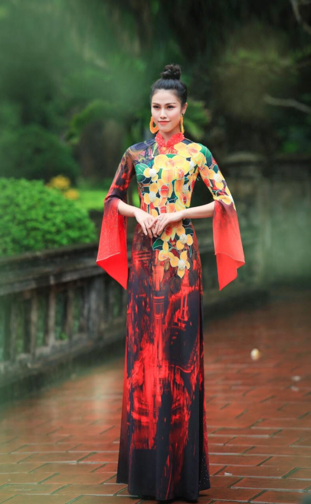 NTK Hoàng Ly mang quốc hoa ASEAN lên áo dài