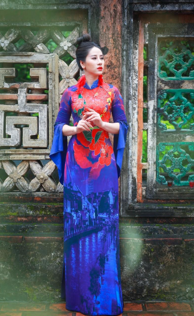 NTK Hoàng Ly mang quốc hoa ASEAN lên áo dài