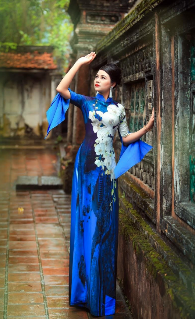 NTK Hoàng Ly mang quốc hoa ASEAN lên áo dài