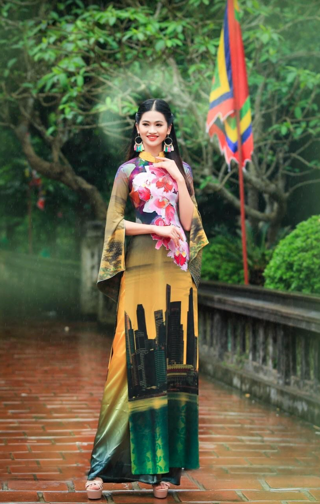 NTK Hoàng Ly mang quốc hoa ASEAN lên áo dài