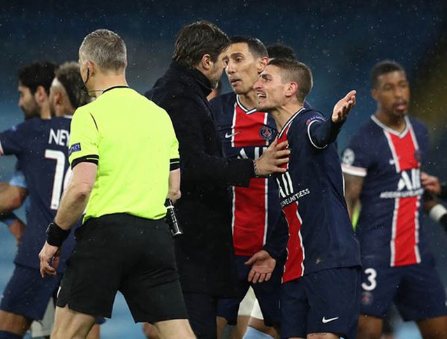 Trọng tài gây tranh cãi, bị tố văng tục với cầu thủ PSG - 2 Trọng tài gây tranh cãi, bị tố văng tục với cầu thủ PSG - 2