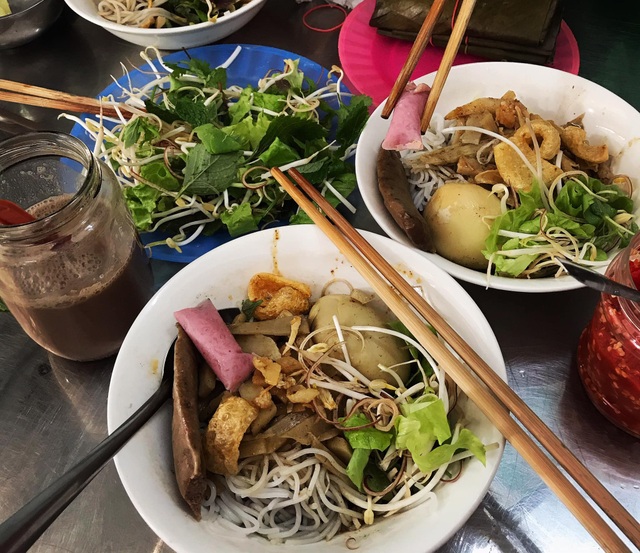 Rotten crab vermicelli eating and covering the nose to challenge diners in Gia Lai - 1