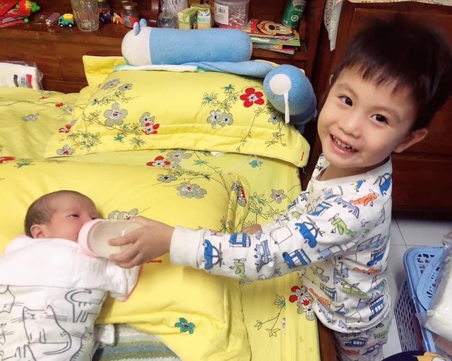 Cười rớt nước mắt với cách dỗ con bá đạo của đôi vợ chồng 9x - 3 Cười rớt nước mắt với cách dỗ con bá đạo của đôi vợ chồng 9x - 3