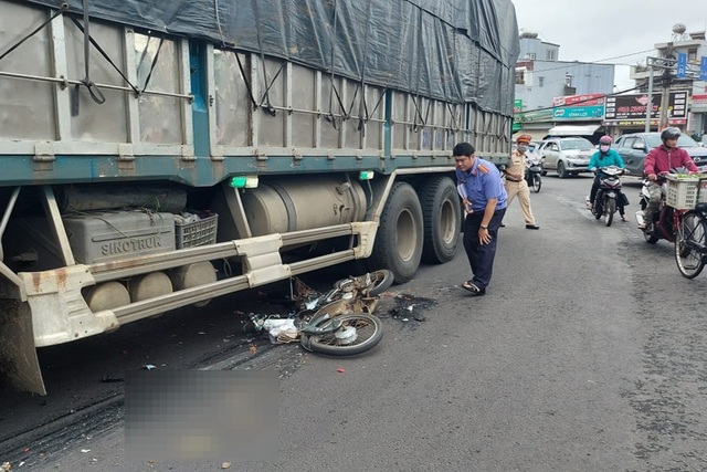 Trên đường đến trường, nam sinh lớp 12 tử nạn dưới bánh xe tải - 1 Trên đường đến trường, nam sinh lớp 12 tử nạn dưới bánh xe tải - 1