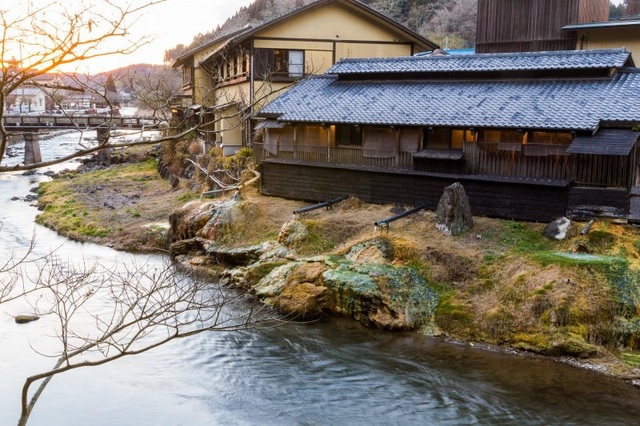 Ngâm mình trong bọt khí bạc tại onsen có ga hiếm có ở Nhật Bản - 1 Ngâm mình trong bọt khí bạc tại onsen có ga hiếm có ở Nhật Bản - 1