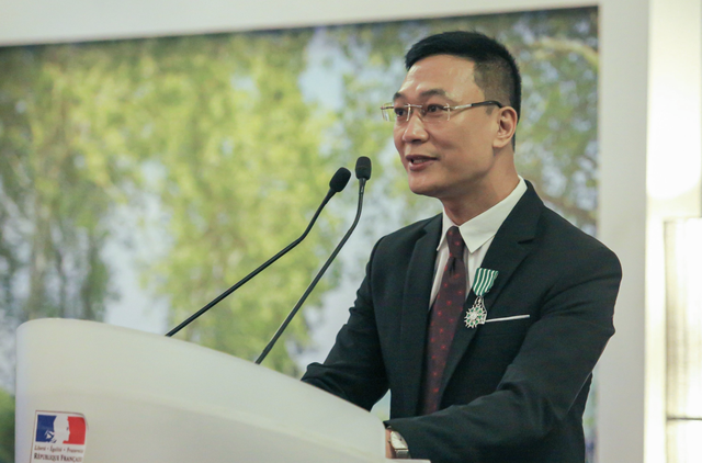 TS Trần Văn Công được Pháp trao Huân chương Hiệp sĩ Nghệ thuật và Văn học - 2 TS Trần Văn Công được Pháp trao Huân chương Hiệp sĩ Nghệ thuật và Văn học - 2
