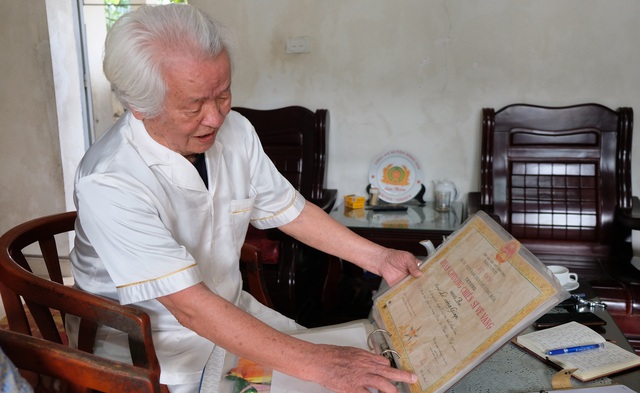 Cựu binh quân y Điện Biên Phủ: Lính trận băng vết thương xong lại ôm súng - 4 Cựu binh quân y Điện Biên Phủ: Lính trận băng vết thương xong lại ôm súng - 4