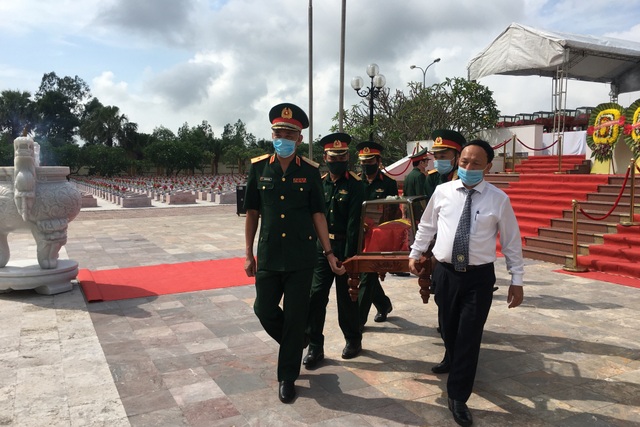 Thiêng liêng giây phút đón các anh về với đất mẹ - 10 Thiêng liêng giây phút đón các anh về với đất mẹ - 10