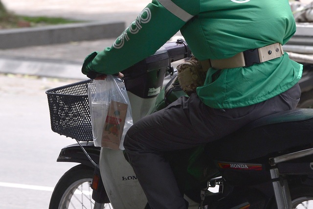 Shipper đồ ăn uống chạy không hết việc trong mùa dịch - 5 Shipper đồ ăn uống chạy không hết việc trong mùa dịch - 5