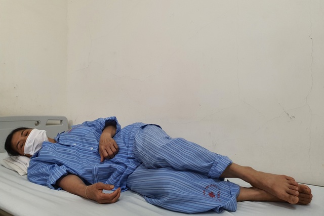 Giọt nước mắt cơ cực của người phụ nữ xin xuất viện về nhà chờ chết - 2 Giọt nước mắt cơ cực của người phụ nữ xin xuất viện về nhà chờ chết - 2