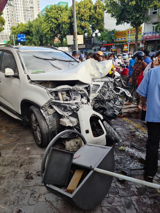 Kia Sorento lao vọt lên vỉa hè gây tai nạn, nghi nữ tài xế nhầm chân ga - 3