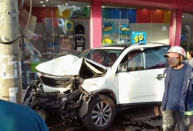 Kia Sorento lao vọt lên vỉa hè gây tai nạn, nghi nữ tài xế nhầm chân ga - 1