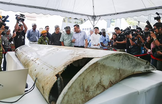 Giả thuyết mới về phi công vụ máy bay MH370 chở 239 người mất tích bí ẩn - 2 Giả thuyết mới về phi công vụ máy bay MH370 chở 239 người mất tích bí ẩn - 2