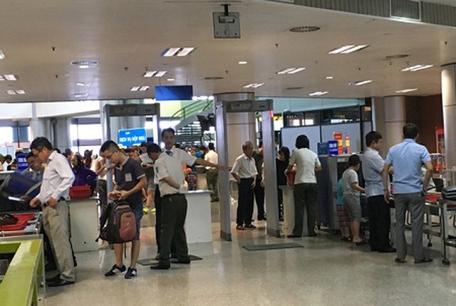 Bắt tận tay khách nữ trộm ví tiền tại cửa soi chiếu an ninh sân bay - 1 Bắt tận tay khách nữ trộm ví tiền tại cửa soi chiếu an ninh sân bay - 1