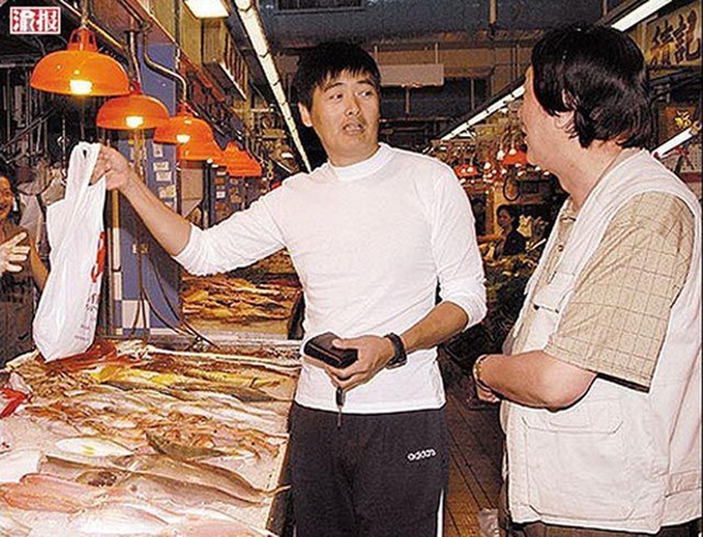 Châu Nhuận Phát: Siêu giàu, vẫn đi dép lê, ngồi xe điện, đi chợ cóc - 2 Châu Nhuận Phát: Siêu giàu, vẫn đi dép lê, ngồi xe điện, đi chợ cóc - 2