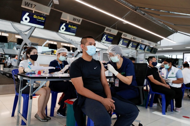 Bão Covid-19 càn quét, người trẻ Thái Lan tìm cách rời đất nước - 1 Bão Covid-19 càn quét, người trẻ Thái Lan tìm cách rời đất nước - 1