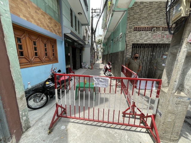 TPHCM phong tỏa một con hẻm vì có ca tái dương tính với SARS-CoV-2 - 1 TPHCM phong tỏa một con hẻm vì có ca tái dương tính với SARS-CoV-2 - 1