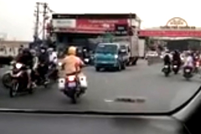 CSGT mở đường đưa sản phụ đang chuyển dạ đến bệnh viện kịp thời - 1 CSGT mở đường đưa sản phụ đang chuyển dạ đến bệnh viện kịp thời - 1