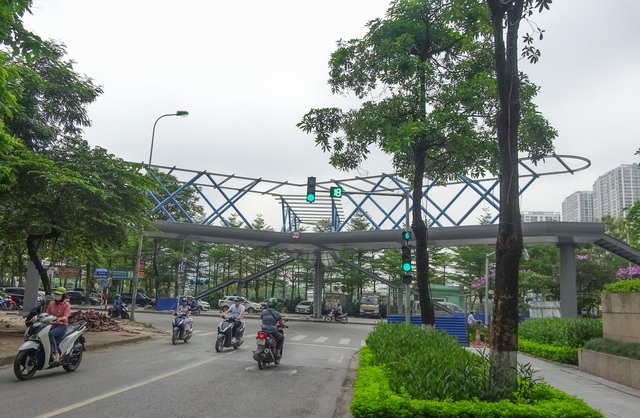 Thích thú với cây cầu vượt sang đường hình chữ Y, độc lạ nhất Hà Nội - 11 Thích thú với cây cầu vượt sang đường hình chữ Y, độc lạ nhất Hà Nội - 11