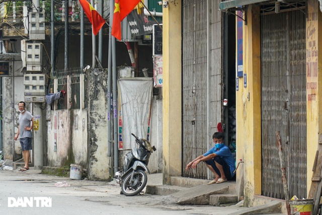 Cận cảnh khu vực phong tỏa gần 6.000 người dân ở ngoại thành Hà Nội - 10 Cận cảnh khu vực phong tỏa gần 6.000 người dân ở ngoại thành Hà Nội - 10