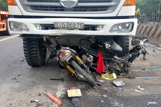 Xe ben lao vào nhóm công nhân trải nhựa đường, 1 người chết, 3 bị thương - 2 Xe ben lao vào nhóm công nhân trải nhựa đường, 1 người chết, 3 bị thương - 2