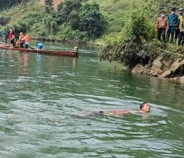 Lật thuyền chở 9 người trên sông Chảy, 1 người tử vong - 1 Lật thuyền chở 9 người trên sông Chảy, 1 người tử vong - 1