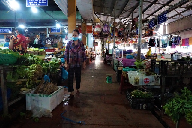 Chợ vắng teo, hàng hóa ế ẩm, tiểu thương bật khóc vì covid-19 - 5 Chợ vắng teo, hàng hóa ế ẩm, tiểu thương bật khóc vì covid-19 - 5