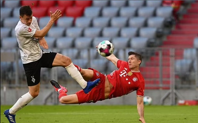 Lewandowski lập hat-trick, Bayern vô địch Bundesliga lần thứ 9 liên tiếp - 2 Lewandowski lập hat-trick, Bayern vô địch Bundesliga lần thứ 9 liên tiếp - 2