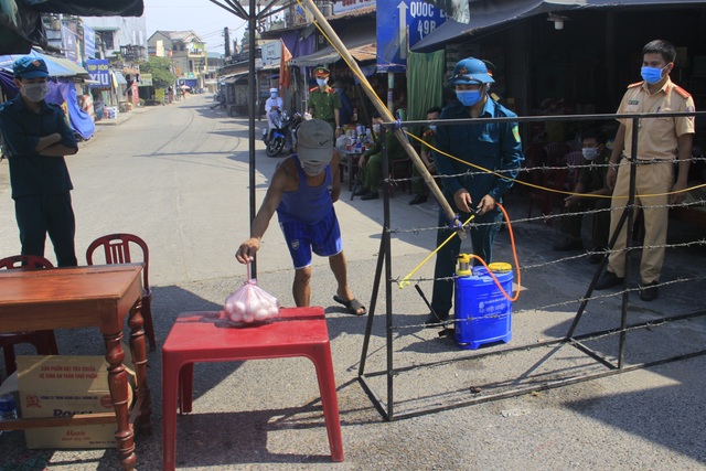 Quảng Trị dựng rào thép gai phong tỏa hơn 350 hộ dân - 4 Quảng Trị dựng rào thép gai phong tỏa hơn 350 hộ dân - 4