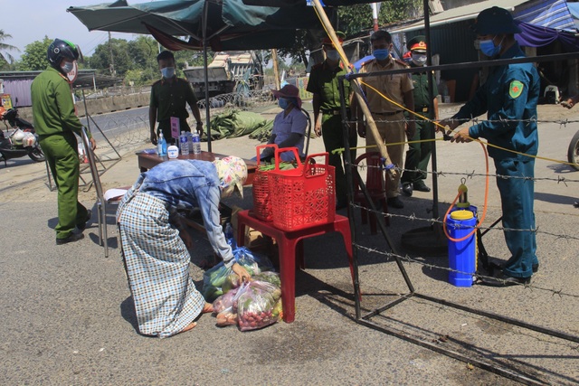 Quảng Trị dựng rào thép gai phong tỏa hơn 350 hộ dân - 5 Quảng Trị dựng rào thép gai phong tỏa hơn 350 hộ dân - 5