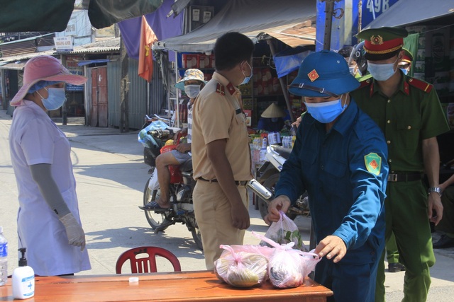 Quảng Trị dựng rào thép gai phong tỏa hơn 350 hộ dân - 6 Quảng Trị dựng rào thép gai phong tỏa hơn 350 hộ dân - 6