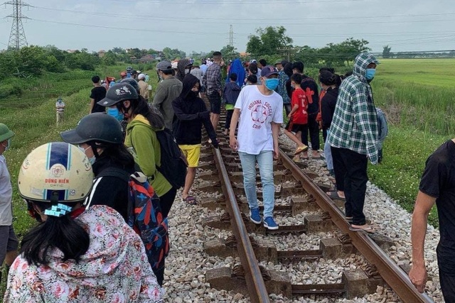 Đoạn đường sắt thuộc địa bàn xã Hưng Mỹ, huyện Hưng Nguyên - nơi lái tàu phát hiện hai mẹ con nằm nghi tự tử.