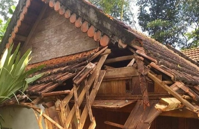 Hàng chục ngôi nhà bị tốc mái, nhiều diện tích lúa đổ do lốc xoáy - 2 Hàng chục ngôi nhà bị tốc mái, nhiều diện tích lúa đổ do lốc xoáy - 2