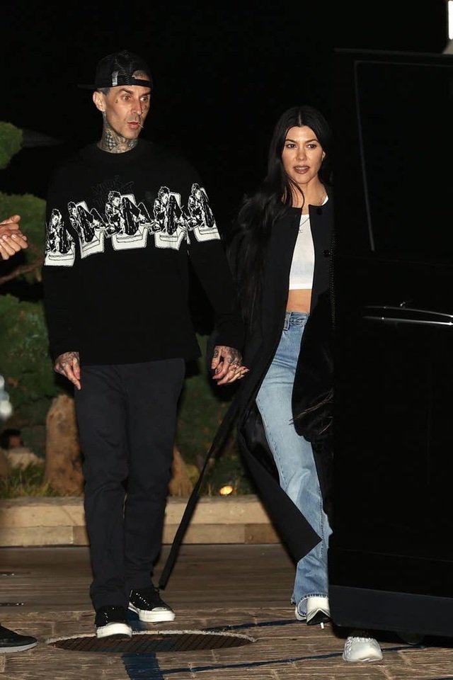 Bạn trai tặng một nhà hoa cho Kourtney Kardashian - 8 Bạn trai tặng một nhà hoa cho Kourtney Kardashian - 8