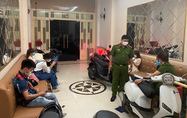 Bất chấp lệnh cấm, quán karaoke vẫn điều tiếp viên phục vụ khách Hàn Quốc - 1 Bất chấp lệnh cấm, quán karaoke vẫn điều tiếp viên phục vụ khách Hàn Quốc - 1