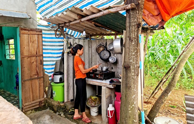 Thương người phụ nữ ngày chăm bố mẹ chồng bệnh tật, tối đi mò cua kiếm tiền - 7