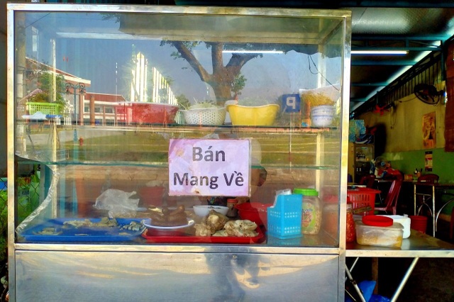 Covid-19 trở lại, hàng quán cầm cự bằng cách treo biển bán mang về - 1 Covid-19 trở lại, hàng quán cầm cự bằng cách treo biển bán mang về - 1