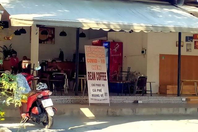Covid-19 trở lại, hàng quán cầm cự bằng cách treo biển bán mang về - 3 Covid-19 trở lại, hàng quán cầm cự bằng cách treo biển bán mang về - 3