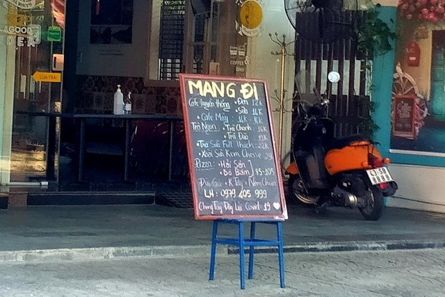 Covid-19 trở lại, hàng quán cầm cự bằng cách treo biển bán mang về - 4 Covid-19 trở lại, hàng quán cầm cự bằng cách treo biển bán mang về - 4