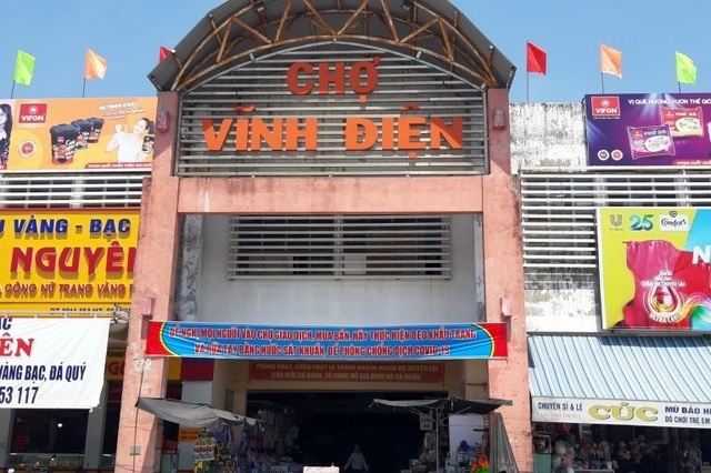 Covid-19 trở lại, hàng quán cầm cự bằng cách treo biển bán mang về - 5 Covid-19 trở lại, hàng quán cầm cự bằng cách treo biển bán mang về - 5