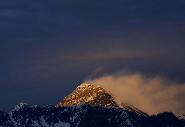 Trung Quốc tuyên bố ngăn đôi nóc nhà thế giới Everest để chống Covid-19 - 1
