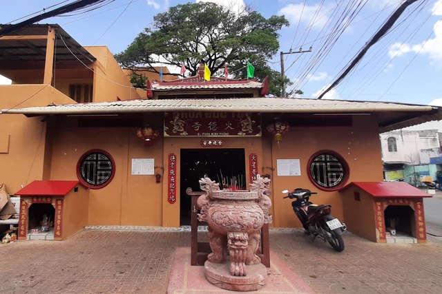 A unique temple worshiping Mrs. Hoa in the heart of Soc Trang city - 1