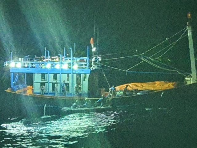 Cấp cứu thuyền trưởng tàu cá Quảng Nam bị viêm ruột thừa cấp ở Hoàng Sa - 1 Cấp cứu thuyền trưởng tàu cá Quảng Nam bị viêm ruột thừa cấp ở Hoàng Sa - 1