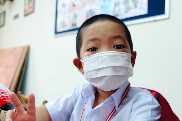 Đà Nẵng: Phụ huynh đến nhận đề kiểm tra từ giáo viên mang về cho con làm - 1 Đà Nẵng: Phụ huynh đến nhận đề kiểm tra từ giáo viên mang về cho con làm - 1